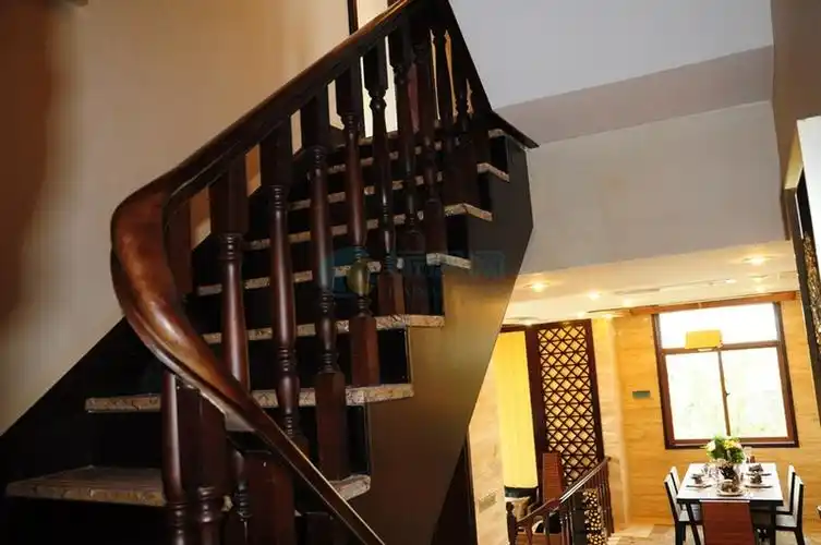 双拼别墅a户型 2房2厅2卫1厨 105.74㎡样板间:楼梯