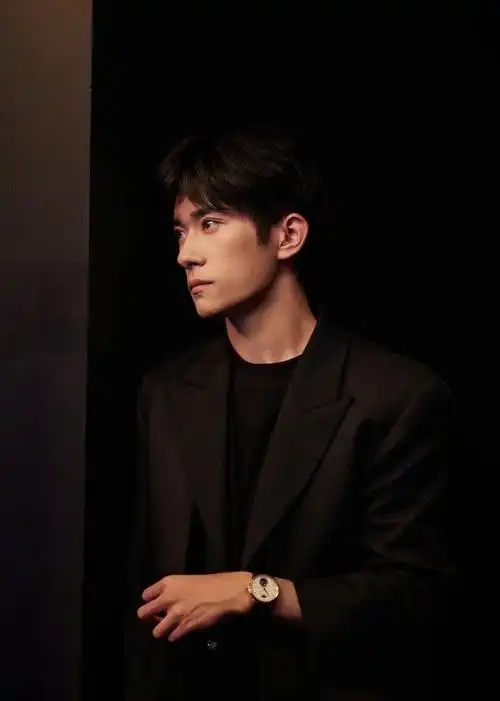 易烊千玺最新写真图,黑色西装雪景氛围感,眼睛看起来有点疲惫