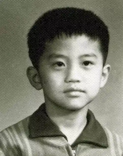 有网友晒了一张没见过的鹿晗小时候的照片