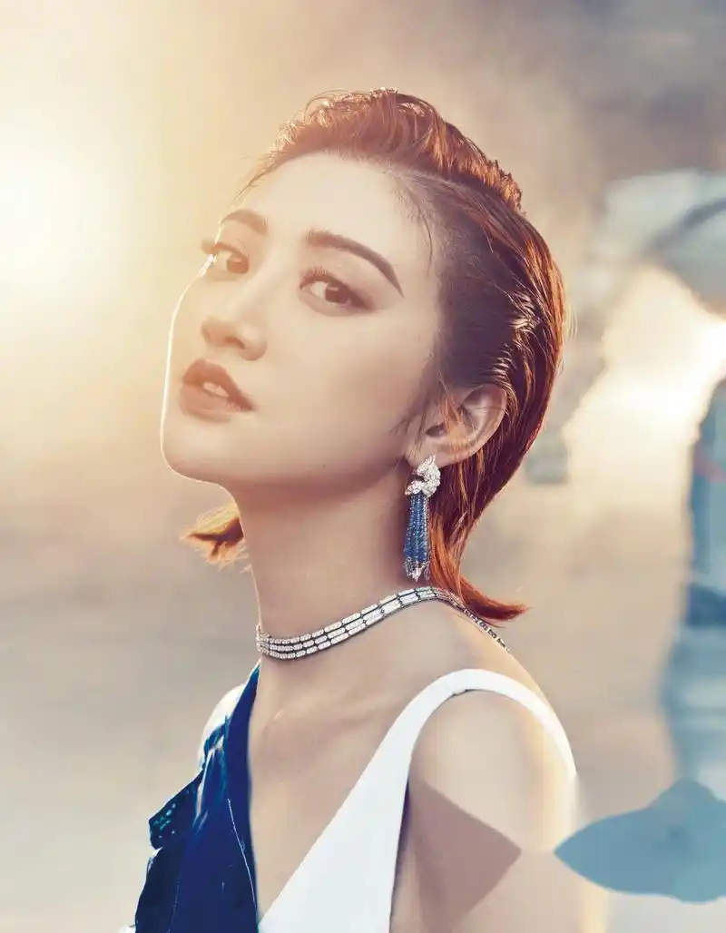 景甜登上《时尚芭莎》二月刊封面,此次大甜甜化身冷艳机甲女战士,以