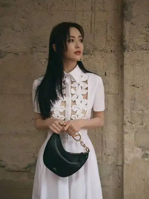 原创佟丽娅40岁美到认不出皮肤白皙腰部纤细胸前镂空一块太性感