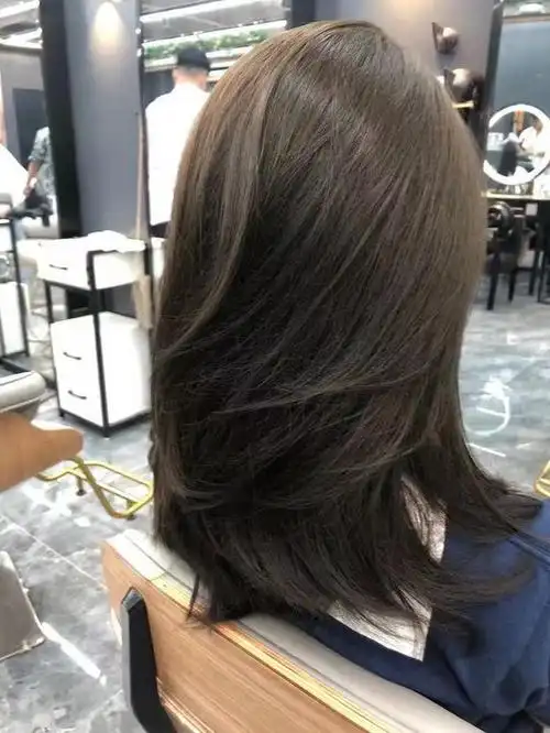 1,黑色秀发当然显皮肤白皙喽~楼主现在头发很干的话说明发质因拉直