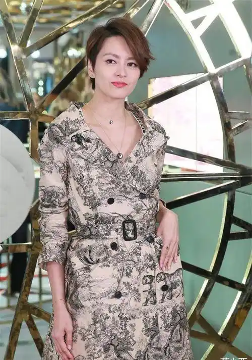 梁咏琪终于高调,穿印花连衣裙配短发亮相,176身材比例太出众_女性_的