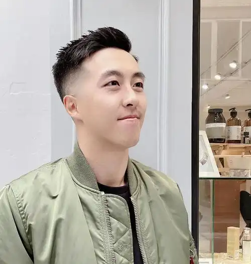 男生不烫不染的发型试试这几款剪完时髦又帅气