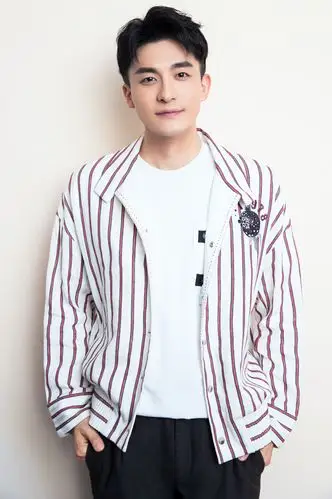 孙艺洲白衬衫优雅出境 暖心倡导公民十条