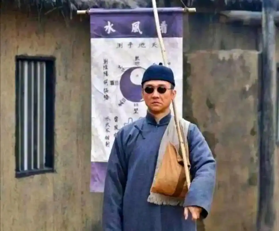 古时,有个风水先生临死前对儿子说:"我死之后不许穿衣服,用铁链子把