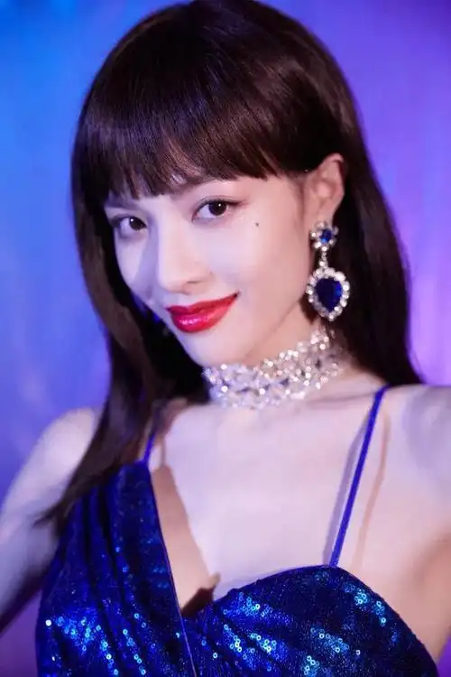 钟楚曦真长了一张高级脸穿一袭丝质吊带裙明媚张扬好迷人