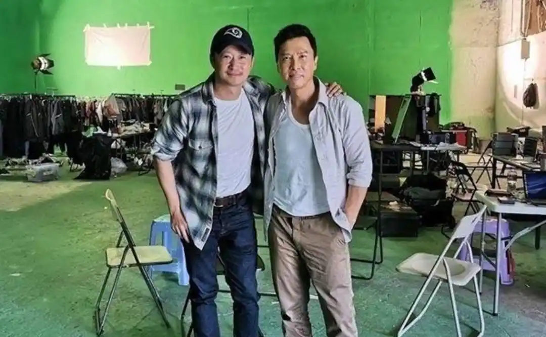 甄子丹被质疑针对吴京,晒吴京探班照消除误会,两人感情十分好