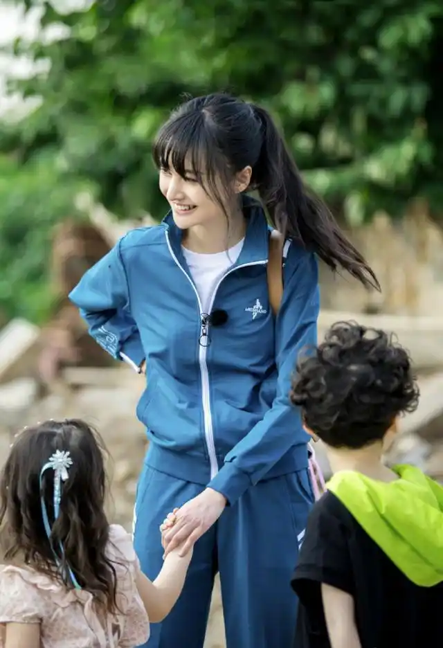 郑爽身穿蓝色复古校服,扎高马尾笑容超温柔,仿佛回到了学生时代