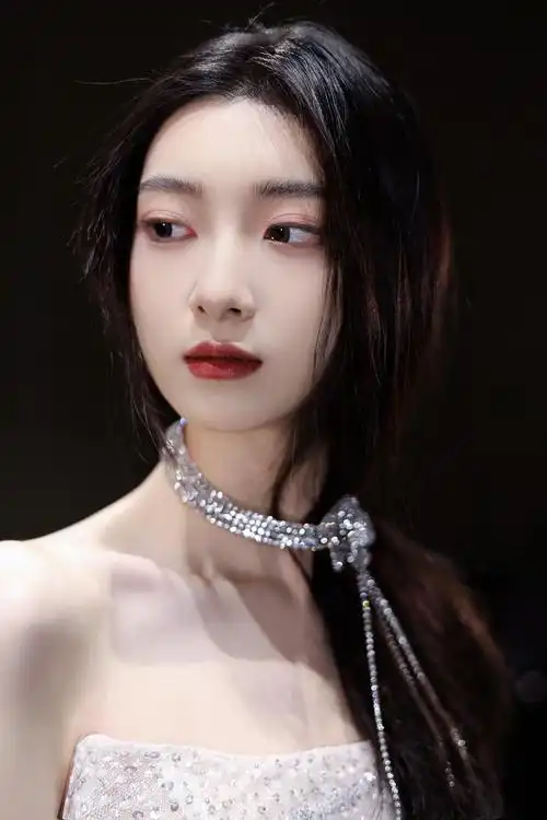 女明星即视感 会跳舞星空羽毛礼服 上身秒惊艳