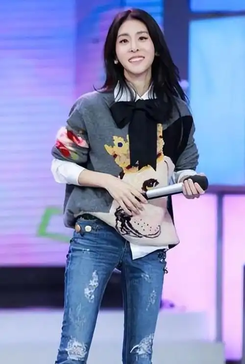 张碧晨女儿学校被偶遇,5岁华迎辰就读国际学校,酷似爸爸华晨宇