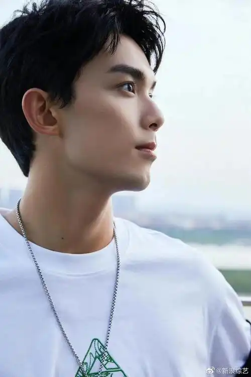 吴磊片场侧拍视频# 都来看吴磊最新工作花絮!