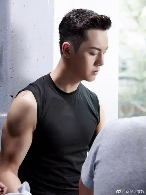 陈伟霆身材管理好牛##陈伟霆晒腹肌自拍