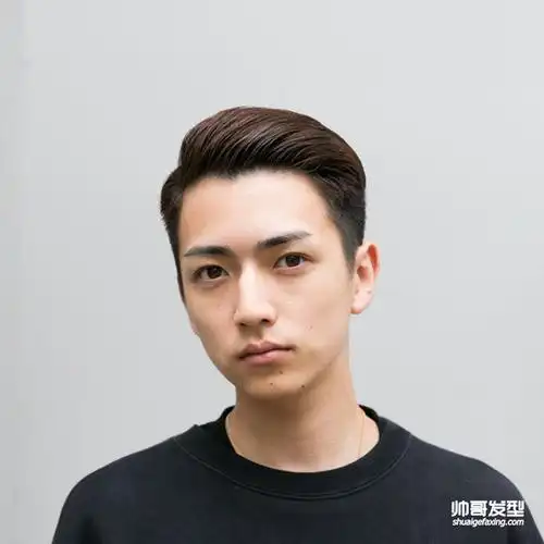 男生三七分小背头发型