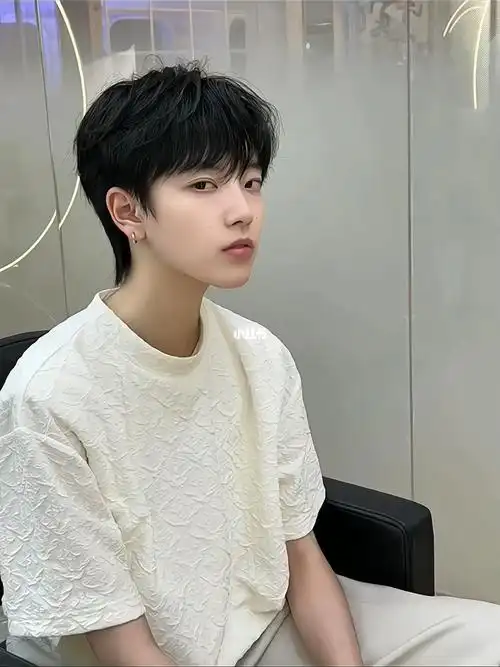 韩系三七分阳光又有活力的男生发型推荐型发型是男生很重要的一个地方