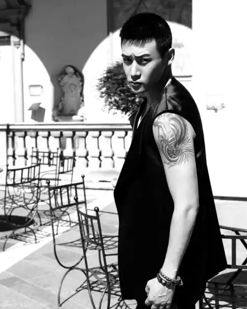 陆毅米兰写真展露性感迷人气息