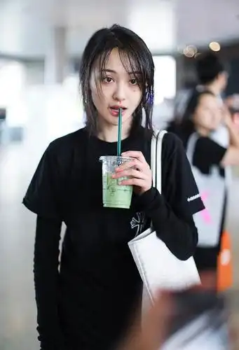 郑爽素颜亮相机场脸上怎么了?鼻子上的痘和眼睛下方淤青太明显!