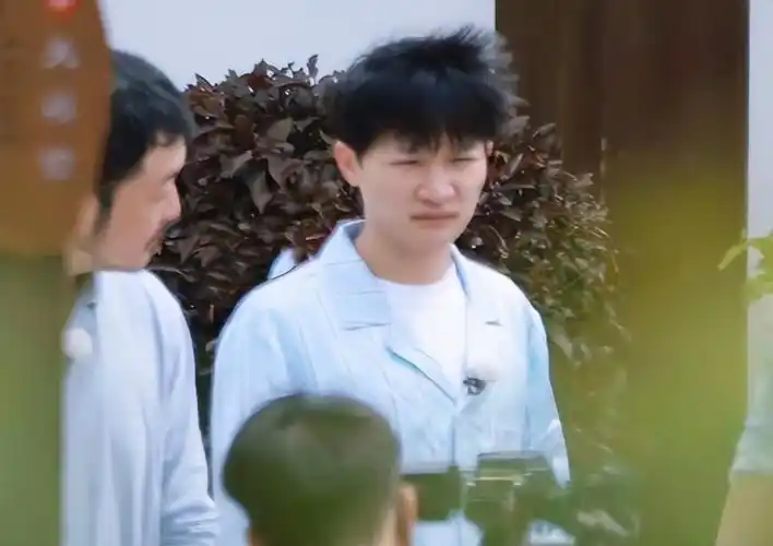 《跑男》全员素颜,周深最萌,baby最真,白鹿明显化妆了?_腾讯新闻