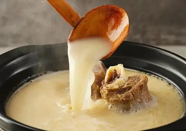 大骨汤怎么熬,才能变成奶白色?做好这4个步骤,骨汤浓白又鲜美