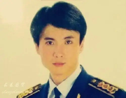 沈腾早年旧照曝光,半露肩膀目光忧郁,酷似歌神张学友