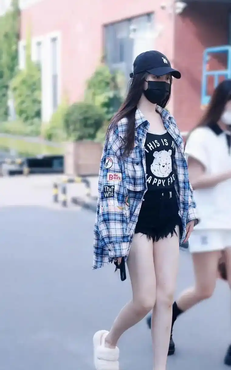 王艺瑾 ,下班实拍图,小白腿亮了 #娱乐