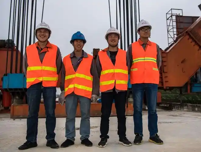 《笑脸》工人们在合影时面对着摄影师的镜头露出腼腆笑容.