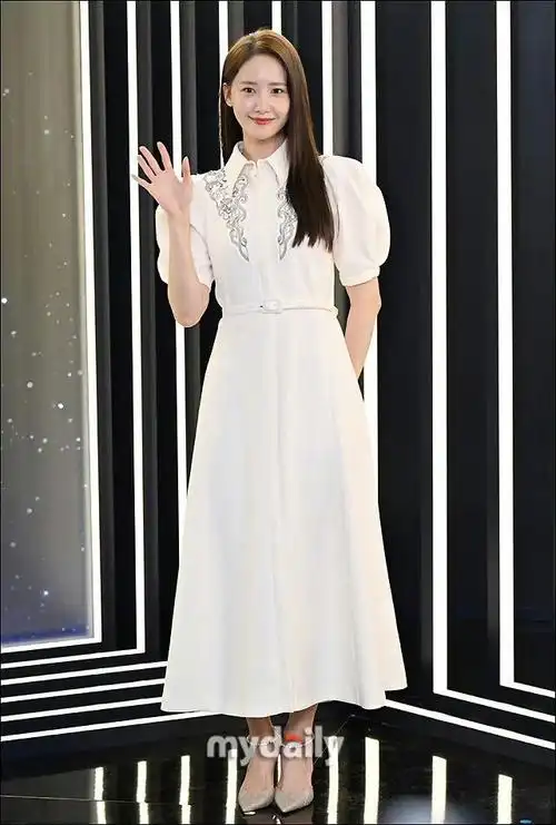 林允儿白色泡泡袖长裙