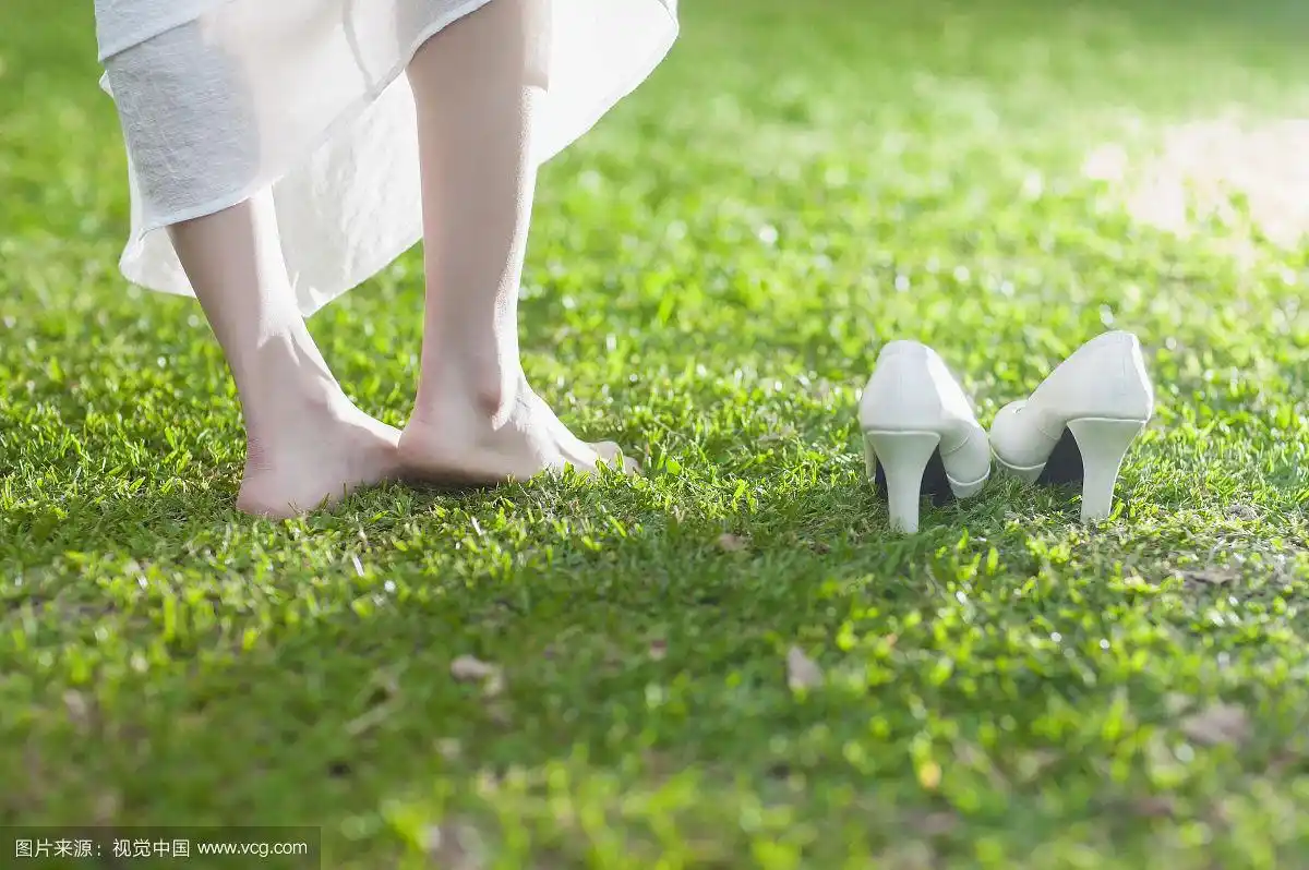 女性,赤脚,高跟鞋