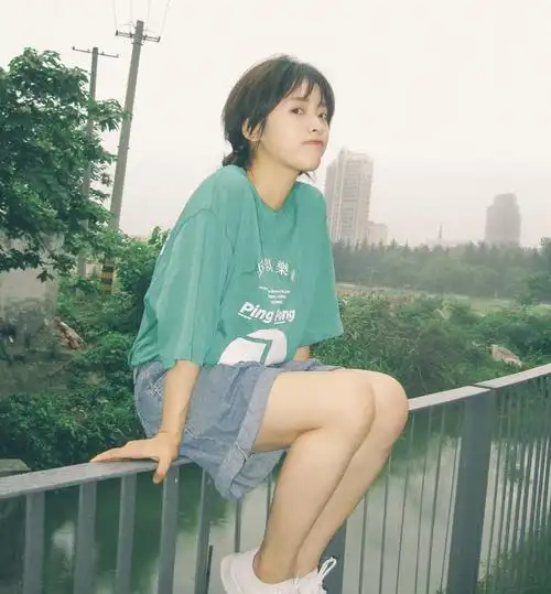 沈月堪称小个子穿搭"楷模",港风花衬衫搭阔腿裤,显高毫不费力