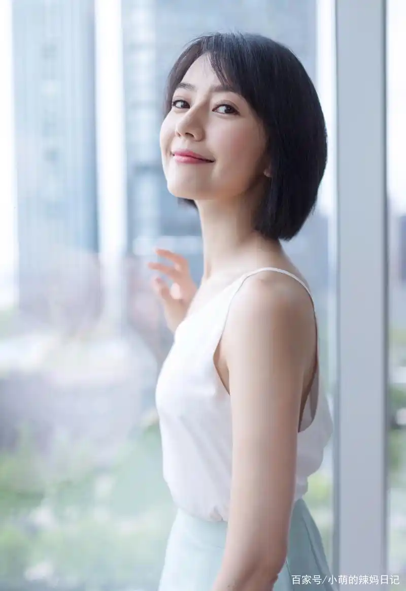 女人过了35岁,尽量避开这3种发型,尤其是第一种,显老还掉档次