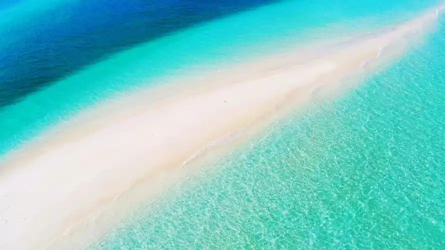 马尔代夫蓝色沙滩优美风景图片壁纸
