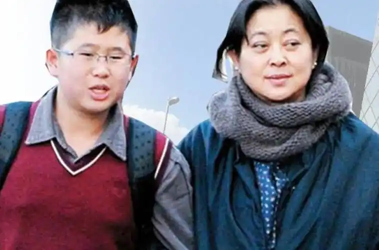 倪萍自曝20岁儿子虎子近照,刚上大学身材壮实,先天性眼疾已经痊愈了