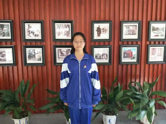 主持人刘欣妮高二八班升旗团队