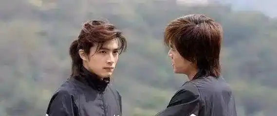 家世显赫的他做演员,与初恋交往13年后结婚,虽发福但依旧帅气_贺军翔