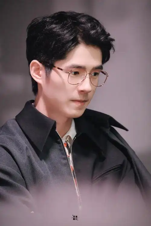 刘昊然金丝眼镜