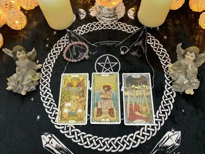 首先我们先抽一下双子座们在接下来的一个塔罗牌