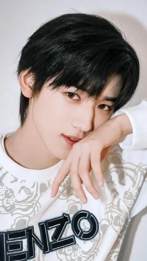 宋亚轩小黄人写真