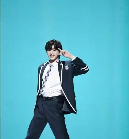 宋亚轩坐女嘉宾旁边,低头看见对方穿超短裙,他的反应显示出人品_王牌