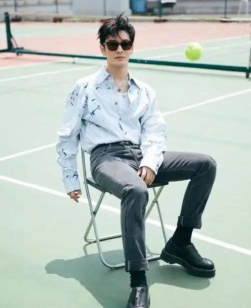 黄晓明减龄打扮如少年脚上鞋子引关注是baby给他选的吗