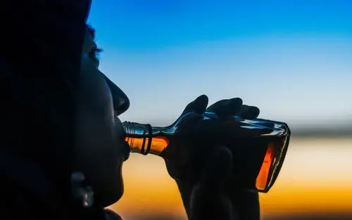 一个女人伤心喝酒图片壁纸图片