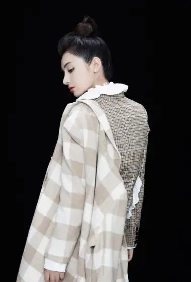 麦迪娜格纹西装时尚写真图片56