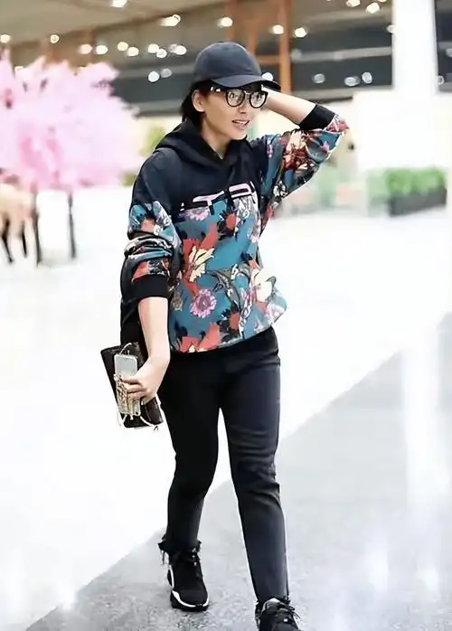 刘涛在街头拍戏被围观腿型弯曲走路太不好看而且她身材并不瘦