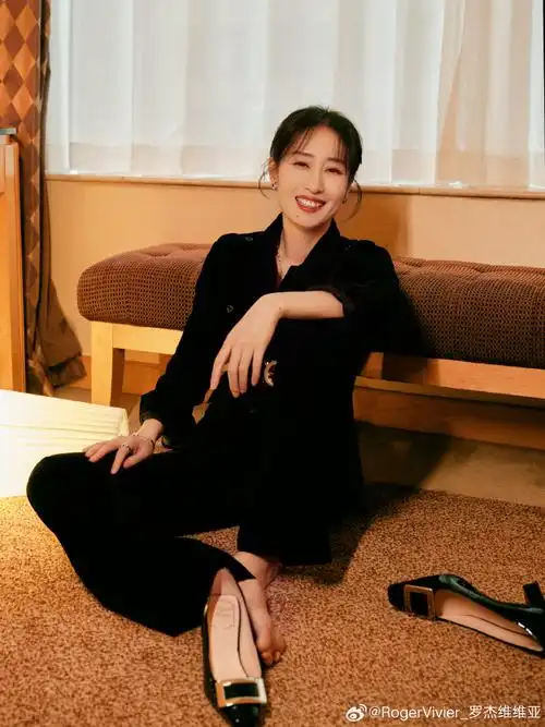 rogervivier2024春夏系列#@刘敏涛93搭配 belle vivier 扣饰高跟鞋