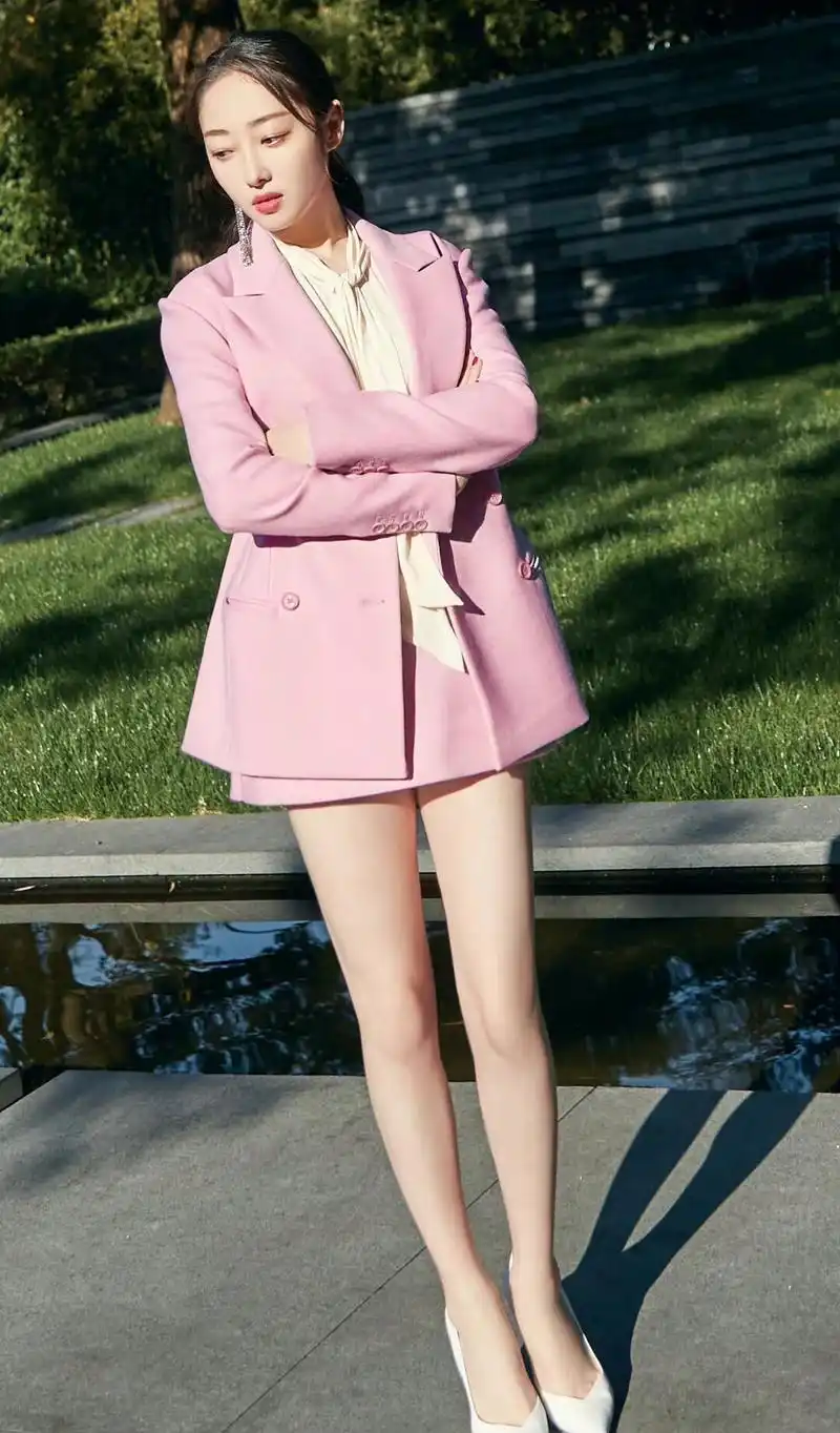 蒋梦婕厉害了,穿西装还要配"一分裙",显得腿又长又白又细