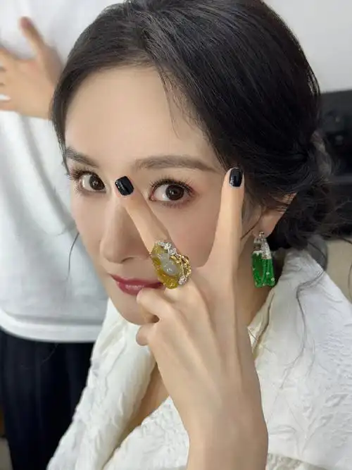 也是聚光灯下最美的姐姐～  蜜蜂们快来查收啦@杨幂