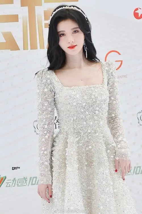 鞠婧祎白色亮片纱裙