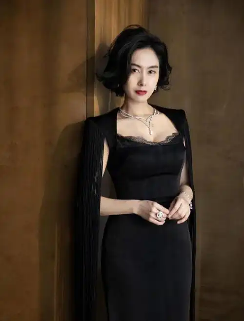 50岁朱茵到了大婶的年纪还有饱满身材穿流苏抹胸裙高级又大气