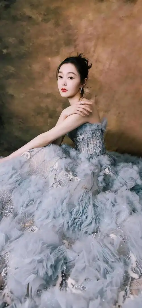 宋轶壁纸,穿的哪套礼服最好看,是雾霾蓝色,是香槟色,还是红色