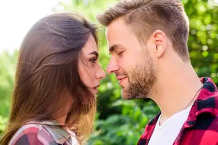 纯粹的感情.浪漫约会的概念.漂亮的人.一起快乐.相爱的情侣.享受亲密.