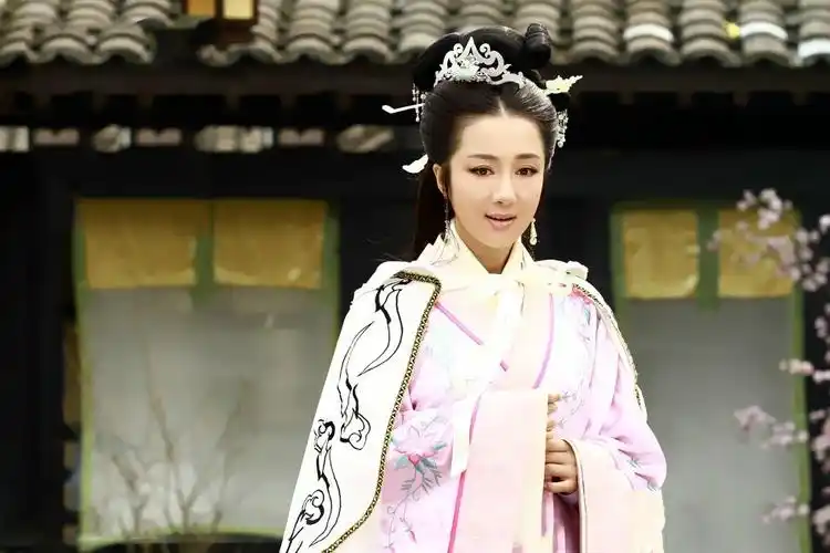 37岁李依晓比43岁黄晓明还小6岁鬓边不是海棠红演母亲